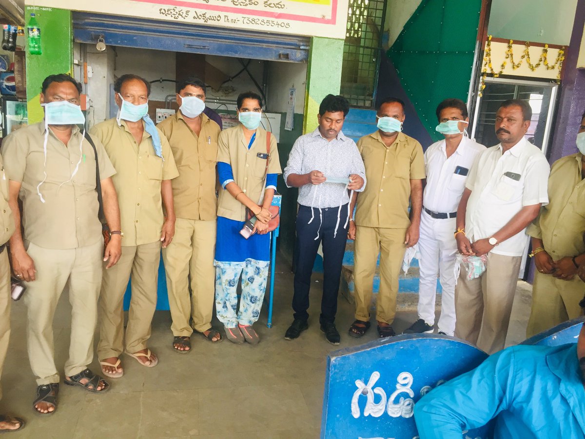 tsrtcmhbd's tweet photo. Preventive steps about covid 19 at Mhb Bustand supplied masks and spraying disinfected spray .dm Rtc mhbd https://t.co/IKQ2QIuo5o