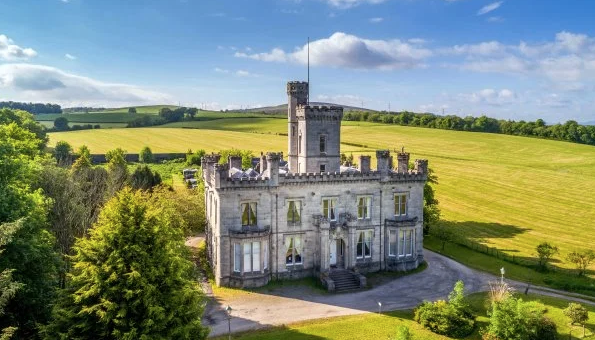DiscoverUK1's tweet photo. PARKING MAD #London garage on market for £750k is more expensive than 14-bedroom CASTLE in #Scotland

https://t.co/6q3S0nCvuT https://t.co/Aamjc9AqFf