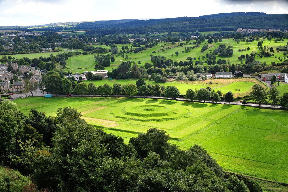 stirlingcastle's tweet image. Happy weekend! 

We 💚 this view from the castle walls of the King's Knot in Stirling.
