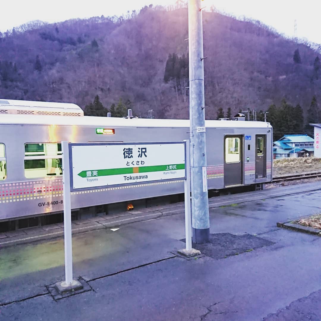 KPP_JL061's tweet photo. 【磐越西線】徳沢駅
#gve400系  #初乗車。
>> #磐越西線 #235D 
#会津若松駅～ #新津駅 #GVE4006  2両編成。
#徳沢駅 で、#交換待ち☀️
当然、#キハ40系 の車両は、皆無‼️
#昭和に製造された製品 が、周りから消えて行く‼️
#kpp
#ダイヤ改正
#jreast
#令和2年2月14日
#ローカル線の旅
#東南アジア放浪 https://t.co/a7Fd4Df2Ri