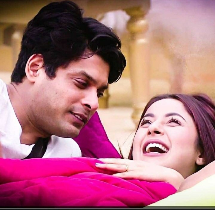 The "oh she is so cute" stare  @sidharth_shukla  @Shehnazgill123 #SidharthShukIa  #ShehnaazGill  #SidNaaz  #SidNaazHangOver