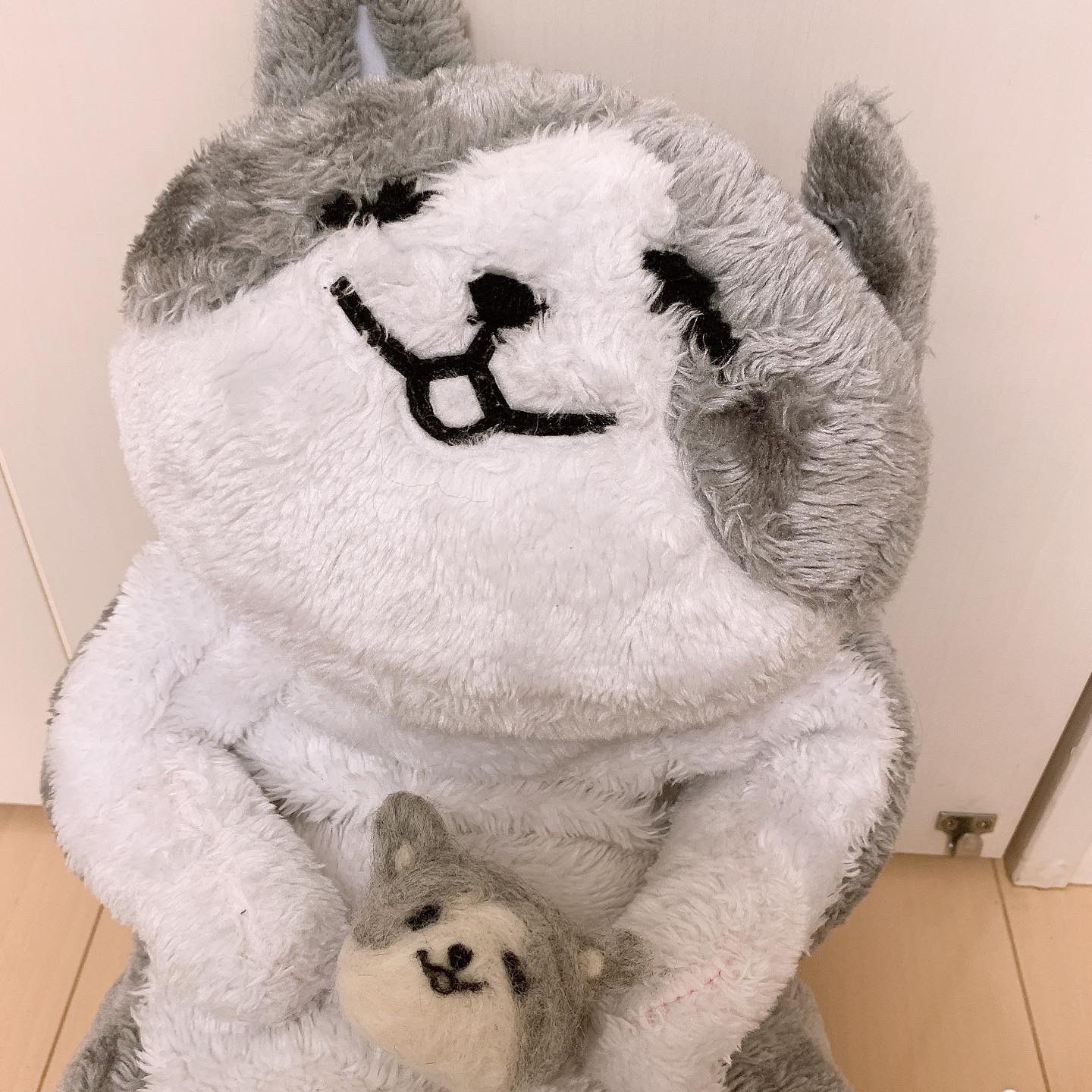 Nyanta 今日は寒いし雨だし 築地市場場外にお魚買い出しに行ってからずっと羊毛フェルトでチクチクチクチク ミニにゃん太作りました 白フェルトがなんかくすんでるし 頭部だけなんでシュール 笑 にゃん太 羊毛フェルト にゃん太添い寝ぬいぐるみ