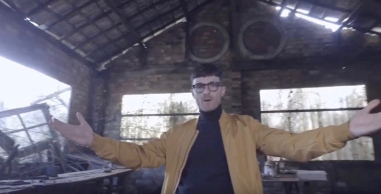 prazapublica's tweet photo. 📺VÍDEO | Músicas para quedar na casa: así soa o novo de @alonsocaxade, que hoxe estrea videoclip https://t.co/5vLu1OEXgi https://t.co/Z3cPM30wHY