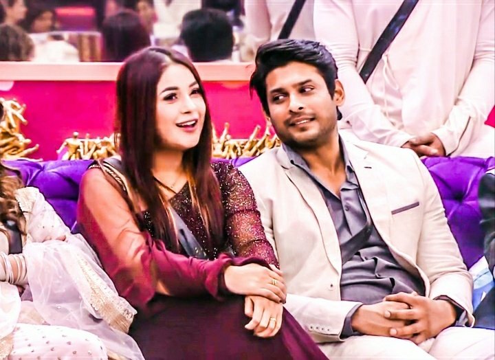 "Haye kitni cute hai" stare  @sidharth_shukla  @Shehnazgill123 #SidharthShukIa  #ShehnaazGill  #SidNaaz  #SidNaazHangOver