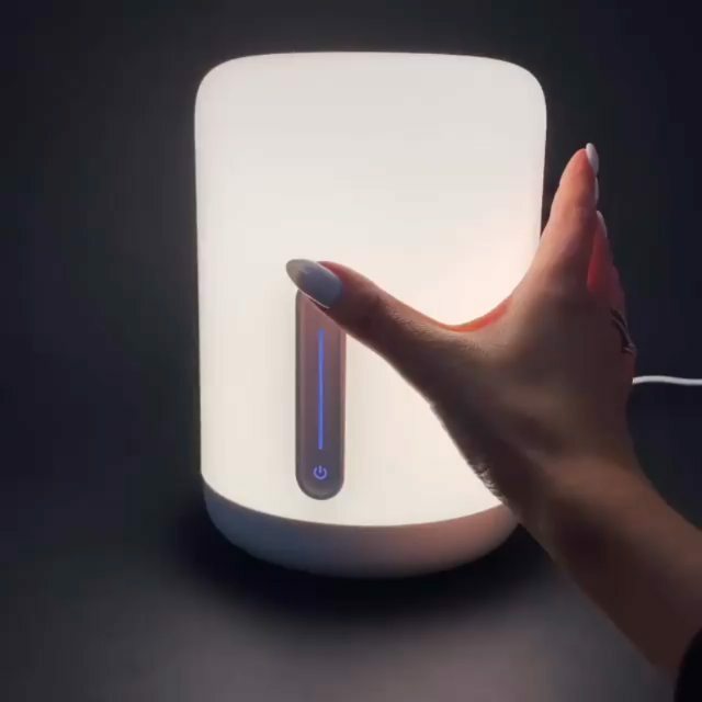 Что нужно для создания расслабляющей и уютной атмосферы?🤗
⠀⠀
Прежде всего, подходящее освещение❗  Умная лампа Mi Bedside Lamp 2 светит равномерно и мягко, поддерживает 6 млн. оттенков — можно легко настроить свет под свое настроение.
⠀⠀
💡Максимал… ift.tt/3cXM9VF