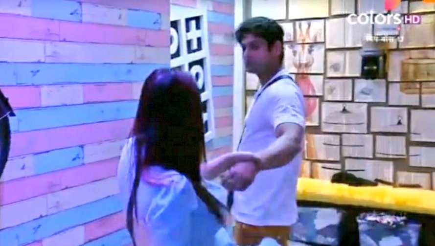 "Baby don't play these games with me " was the dialogue but he is looking at her like "pat jaa"  @sidharth_shukla  @Shehnazgill123 #SidharthShukIa  #ShehnaazGill  #SidNaaz  #SidNaazHangOver