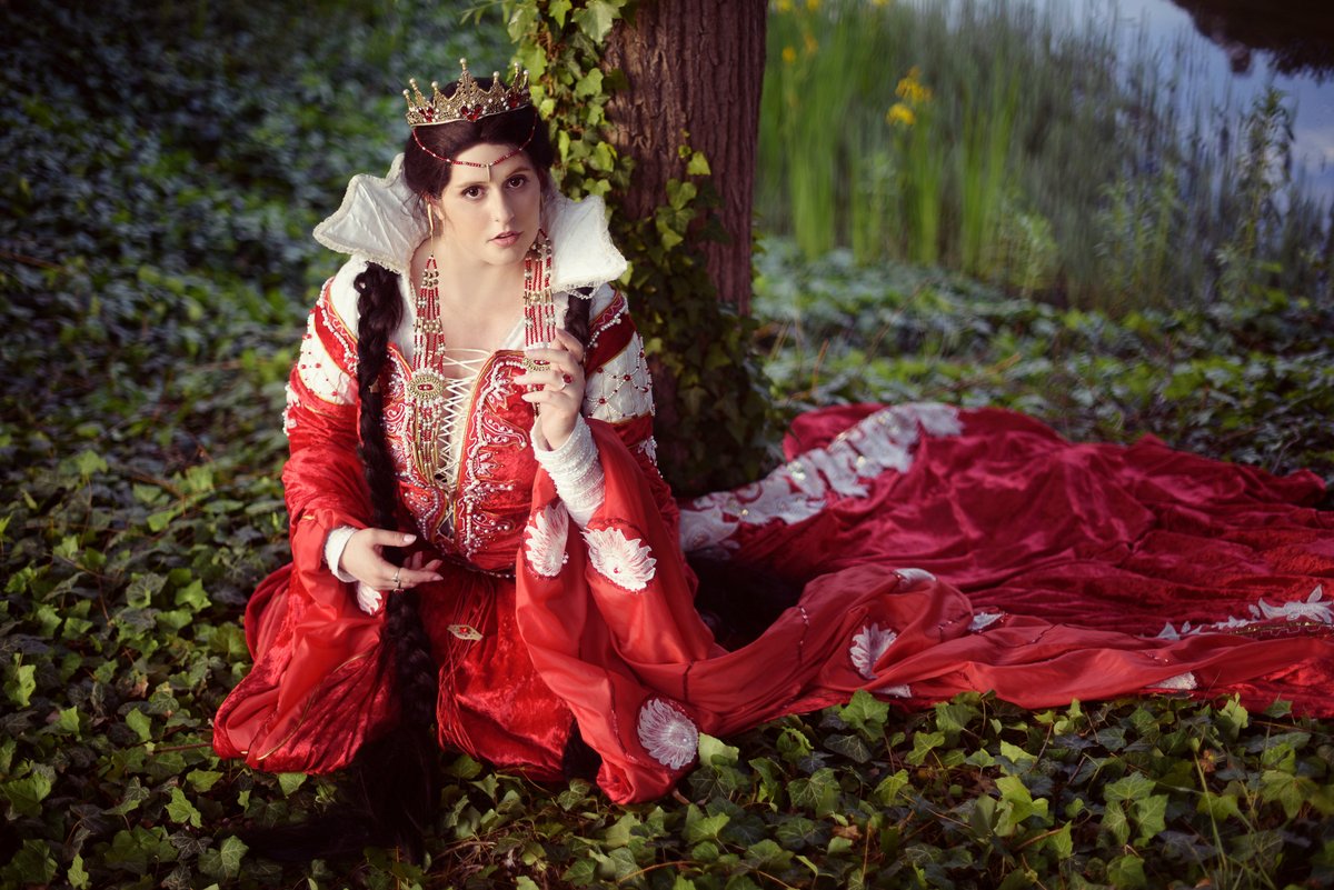 Thank you for this photo @lemmingucwcz

#brothersgrimmfairytales #themirrorqueen #thuringianqueen #reddress #moviecostume #queen #embroidery #embroiderydesign #handmade #needlework #moviedress #cosplay #cosplayer #czechcosplay #czechgirl #historicaldress #historic #fairytail