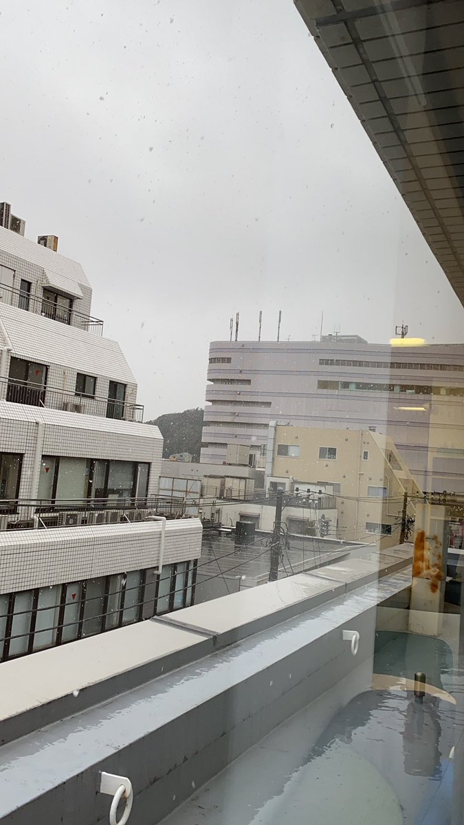 DanceKishimoto's tweet photo. 大船では今雪が降っています。生徒さんが「3月なのに素敵〜！」と一言。嫌だなとかじゃなく、素敵と感じられる感性がステキ。　#大船　#雪　#社交ダンス https://t.co/A9yxKTO7wf