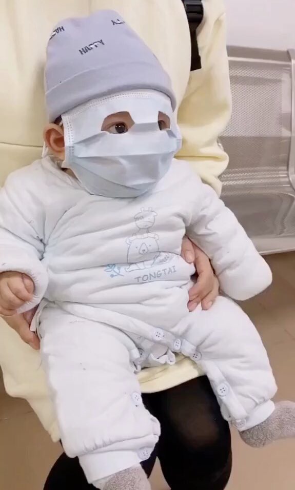 この手があったか 赤ちゃんに大人用のマスクを使用する方法が話題 話題の画像プラス