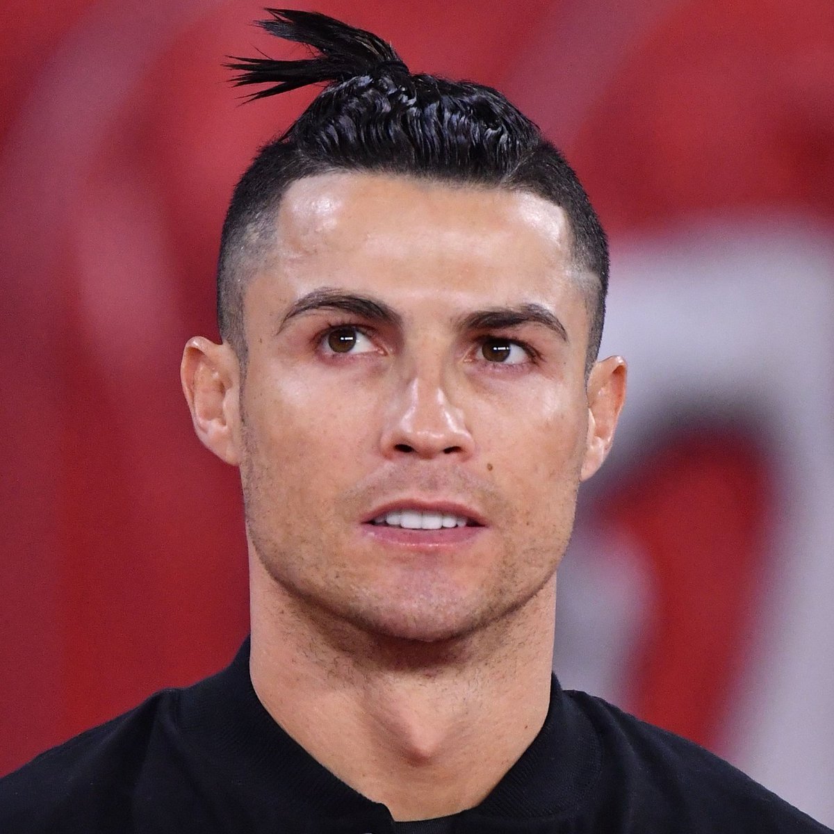 GOAL_ID's tweet photo. CR7: "Saya ingin menyampaikan belasungkawa kepada mereka yang kehilangan kerabatnya, solidaritas untuk mereka yang berjuang melawan virus seperti rekan saya Daniele Rugani, dan saya akan terus mendukung para ahli kesehatan yang mempertaruhkan nyawa demi menyelamatkan orang lain." https://t.co/S0pOreeXn0