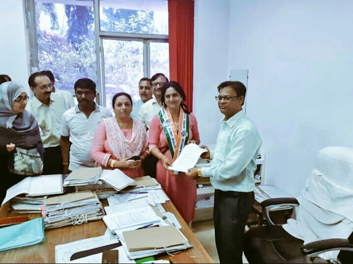 sanjaytirdiya's tweet photo. @PiyushGoyalOffc @RailMinIndia @WesternRly @srdpobvp @Gmwrly
The local #media fed on stories of then @DRM_BVP knows how #Ms_Roopa_S had asked the #criminal to leave..
@adrm_bvp
@MazdoorSangh @brmsunion @BmsPrkp @BmsBrms
#Mafia #mafiarunningsuccessfully
#CriminalMinds
#JCBank https://t.co/NmuysFHbxX