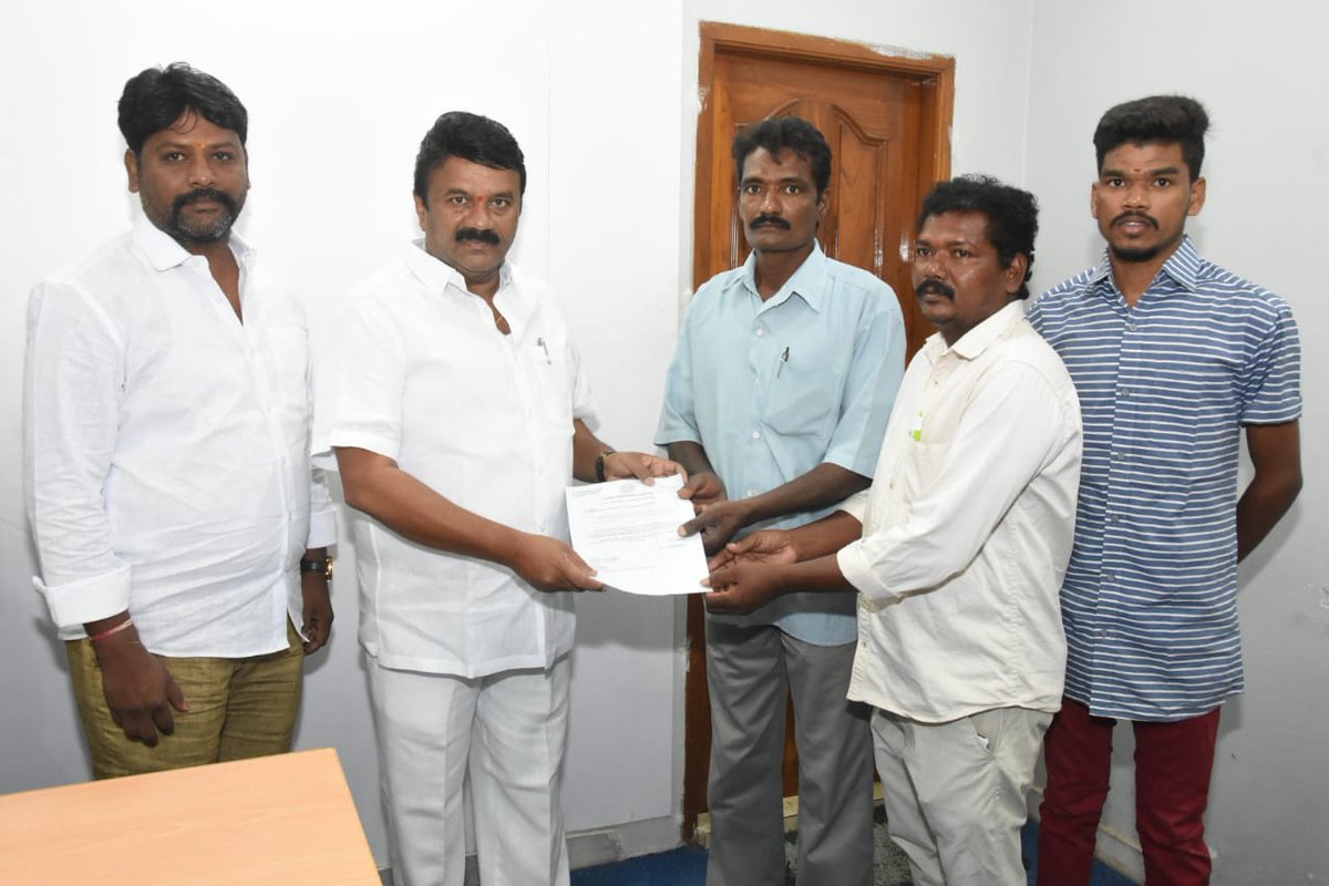 GodasKiran's tweet photo. మంత్రివర్యులు తలసాని శ్రీనివా���్ యాదవ్ గారి చొరవతో  ముఖ్యమంత్రి సహాయనిధి ద్వారా  హార్ట్ పేషంట్ అయోధ్యకు వైద్య చికిత్స నిమిత్తం 3లక్షల రూపాయల చెక్కును అందించడం జరిగింది. https://t.co/8e1vgFCKxE