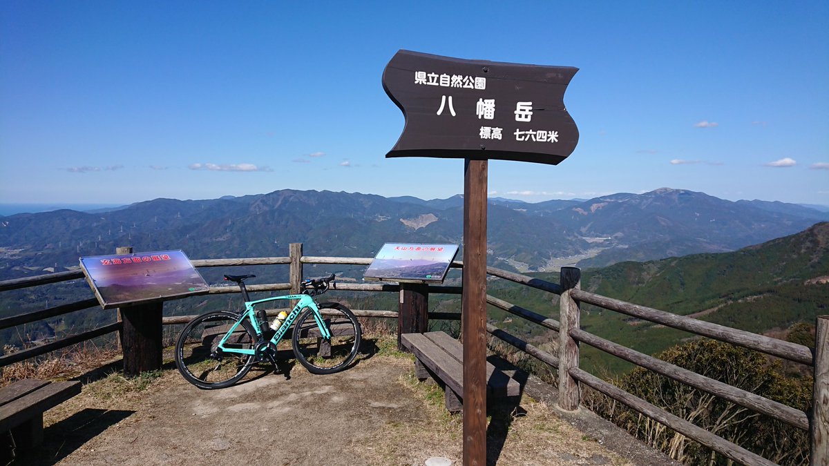 cafe_flyfisher's tweet photo. 死ぬほど風強し(涙)。でも霞も少なく景色よし。
#FUKKOツイート旅 
#RaphaCaravan https://t.co/xBhGf7vK3S