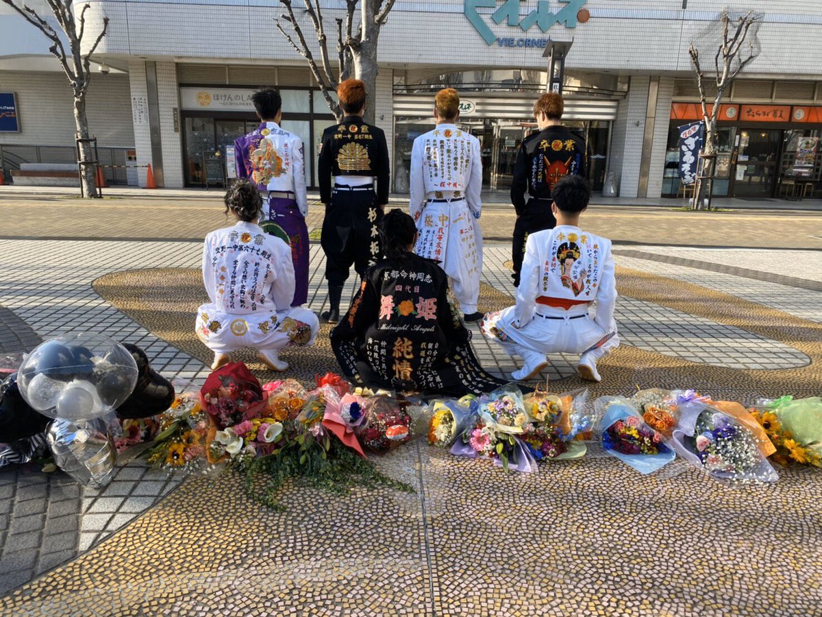 卒業しました！これから社会人として頑張ります！花束くれた人たち来て