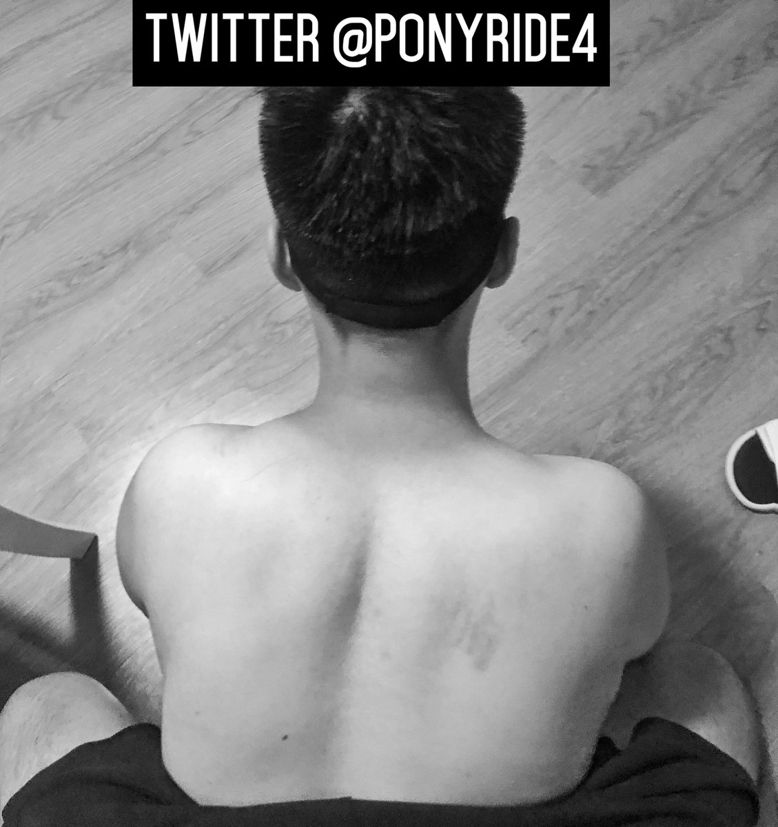 Ponyride4's tweet photo. 生活中的190
门口的190
胯下的190

190 boy in lifestyle 
190 boy at front door
190 boy between legs https://t.co/1Csw44Nsyf