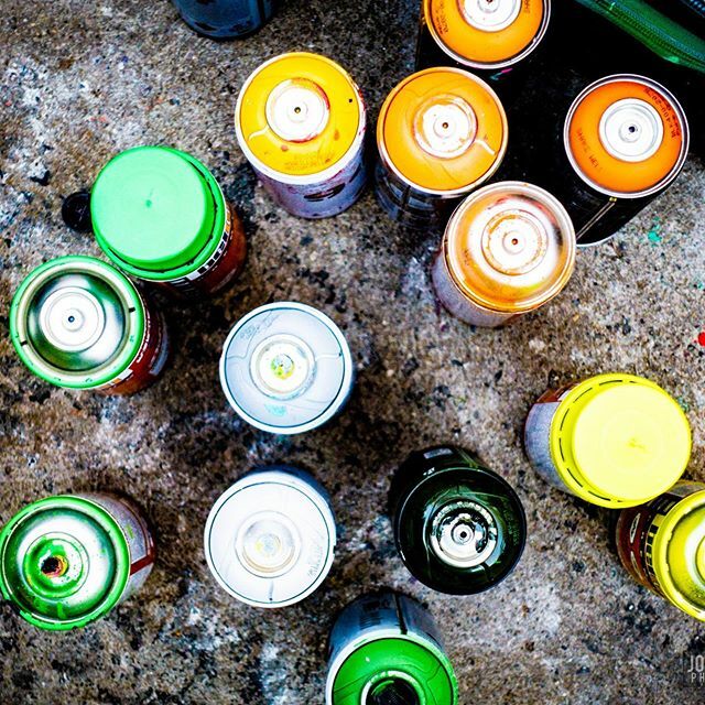 JohnShisko's tweet photo. #GrafittiAlleyToronto was busy on the 1st warm day of the year!
•
#Grafitti #GrafittiAlley #streetart #torontostreetartist #torontografitti #SprayPaint #paintcans
•
#orange #yellow #Green #downtown #street #StreetPhotography #color
•
#QueenStreetWest… https://t.co/vnHbiBQR3B https://t.co/QfutekK7Ze