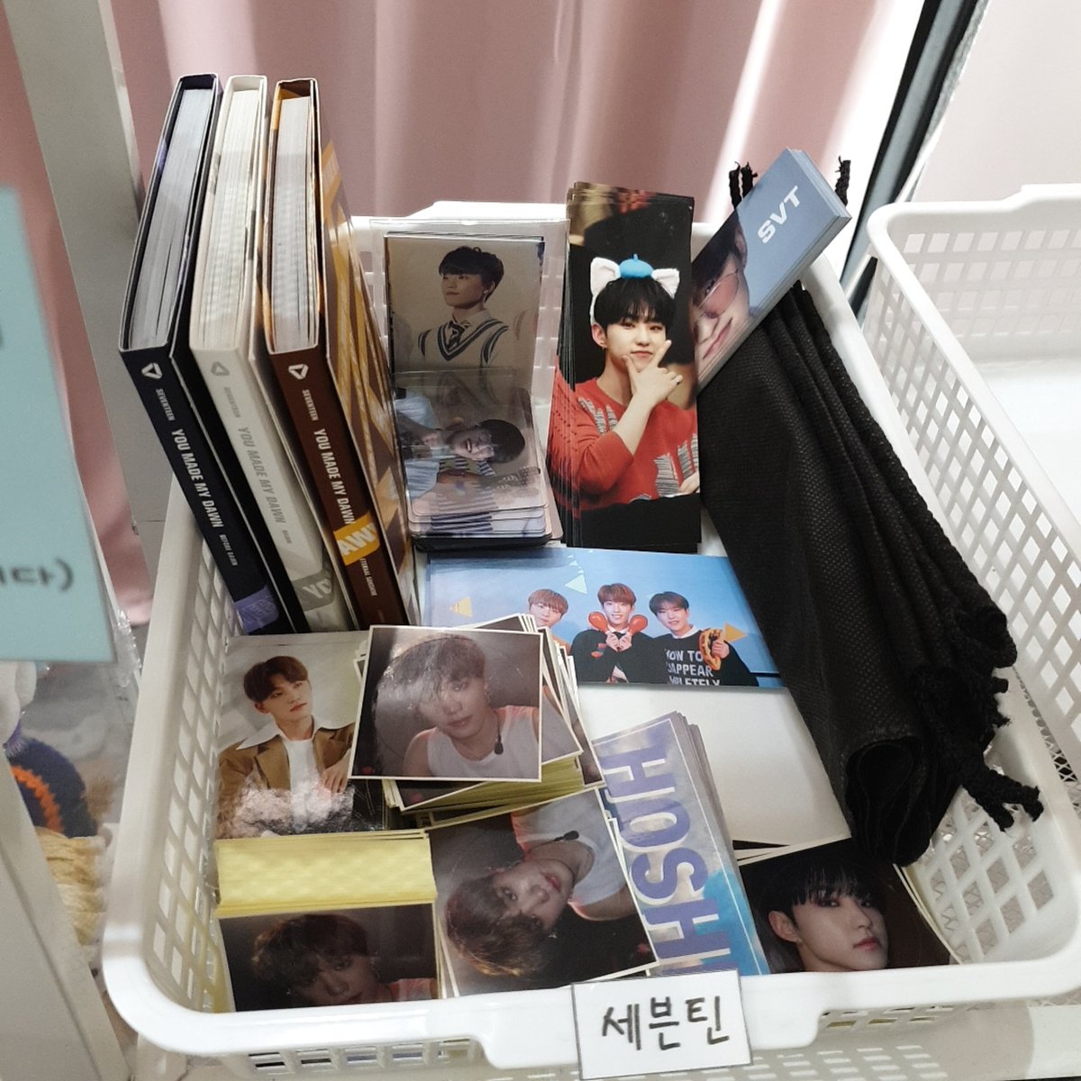 SVT_GIFTCONCERT's tweet photo. 코로나 때문에 콘서트도 없고해서😭😭 홍대 소품공장에 앨범과 깊콘 나눔굿즈 나두고왔습니다 많이 가져가주세요🥺💕 여러분 코로나 조심하세요!😷 https://t.co/lV6HzgkNYm