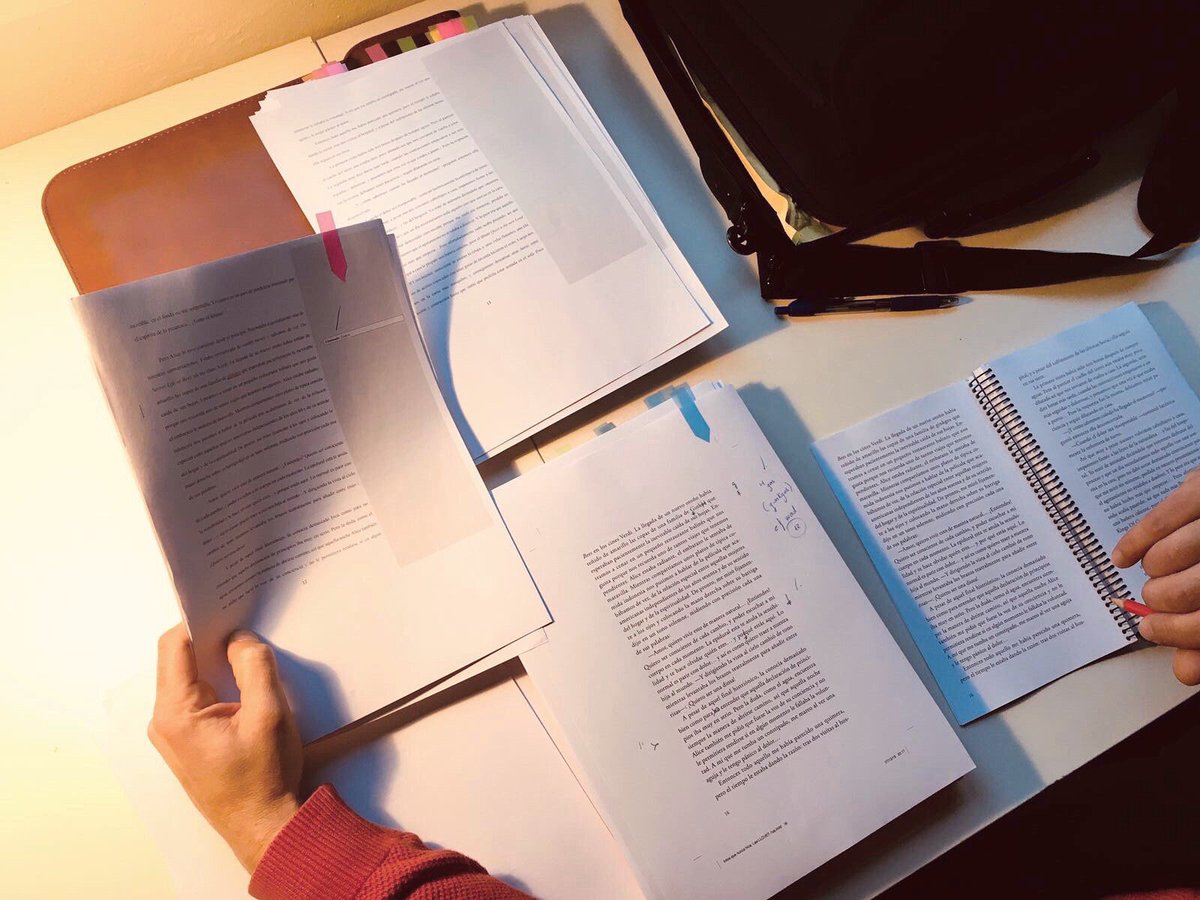 Hace poco conocí un nuevo concepto: “la corrección ortotipográfica”. Esta es la revisión y enmienda de la ortografía y la puntuación de un texto. Pues ¡ya tenemos acabada la de mi novela! Y hoy toca revisarla comparando versiones: tres en papel y una en pantalla. ¡Emoción máxima!