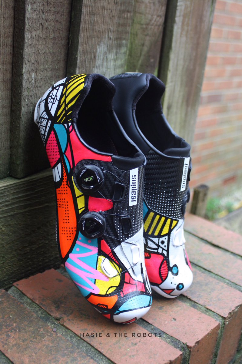 Signature Hasie & The Robots kicks done for @aaron.borrill are fire! Top quality kicks from @suplestshoes made for perfect combination.More on these to follow soon.
#kicks #cycling #cyclingshoes #roadcycling #suplest #hasiecustoms #kicksoftheday #weekend #kicksdoping #kitdoping