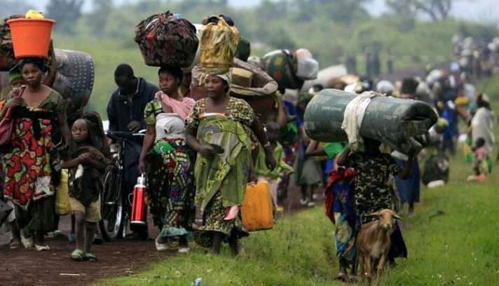 Kachibora village in Kitale Town where the Lady with corona virus visited last week is now left with nobody.The villagers are seen trooping out of the village this Morning!,Back to you in studio 😂😂 
#coronaInkenya
#covid19kenya 
#rongai 
#MyNetworkCFNyanzaDay2 
#KOTLoyalsOnly