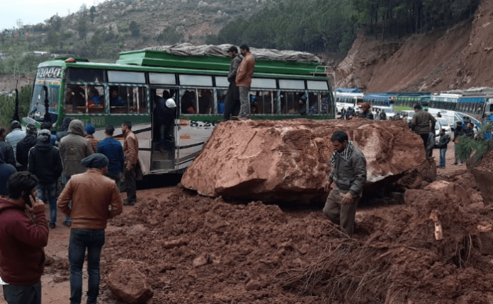 JKNews_7's tweet photo. Fresh landslides block Jammu-Srinagar highway https://t.co/mtuImd3lxh https://t.co/LkQw6lv1rI