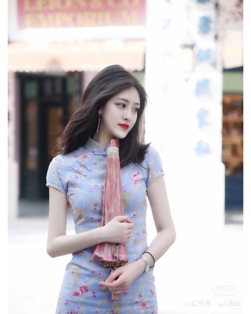 ゆう華 ファッションはもう最近は人それぞれだけど 人気なのはワンピース 最近は清楚めのロングワンピース多い 服はそんな ブランド品を買うイメージではなく 割と通販です安めに大量に 美人の秘訣は漢方飲む人多い 白湯大好き 水筒持ち歩いてる人