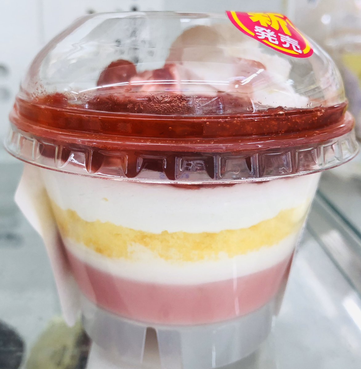 ট ইট র ファミリーマート船橋本町七丁目店 真っ赤ないちごパフェ 本日もいちごスイーツです 気になっているものの まだ食べれていません W 見た目は 満点 味も間違いなく美味しいだろうと 私は予想しております W ファミマ