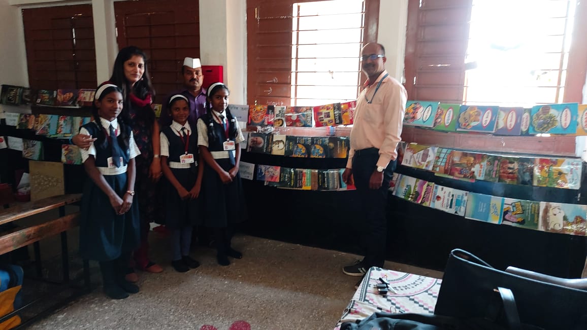 ashok30chavan's tweet photo. Delighted to visit 7th grade of NMC school 18, Aanandvalli, Nashik and saw students reading books from 'Hanging Library' an innovation by @kunda_shinde "It enhanced our reading habits and vocabulary!" One of the students shared her opinion.
@yogeshsona2007 @nashikmunicipal https://t.co/8svhnXmqSZ