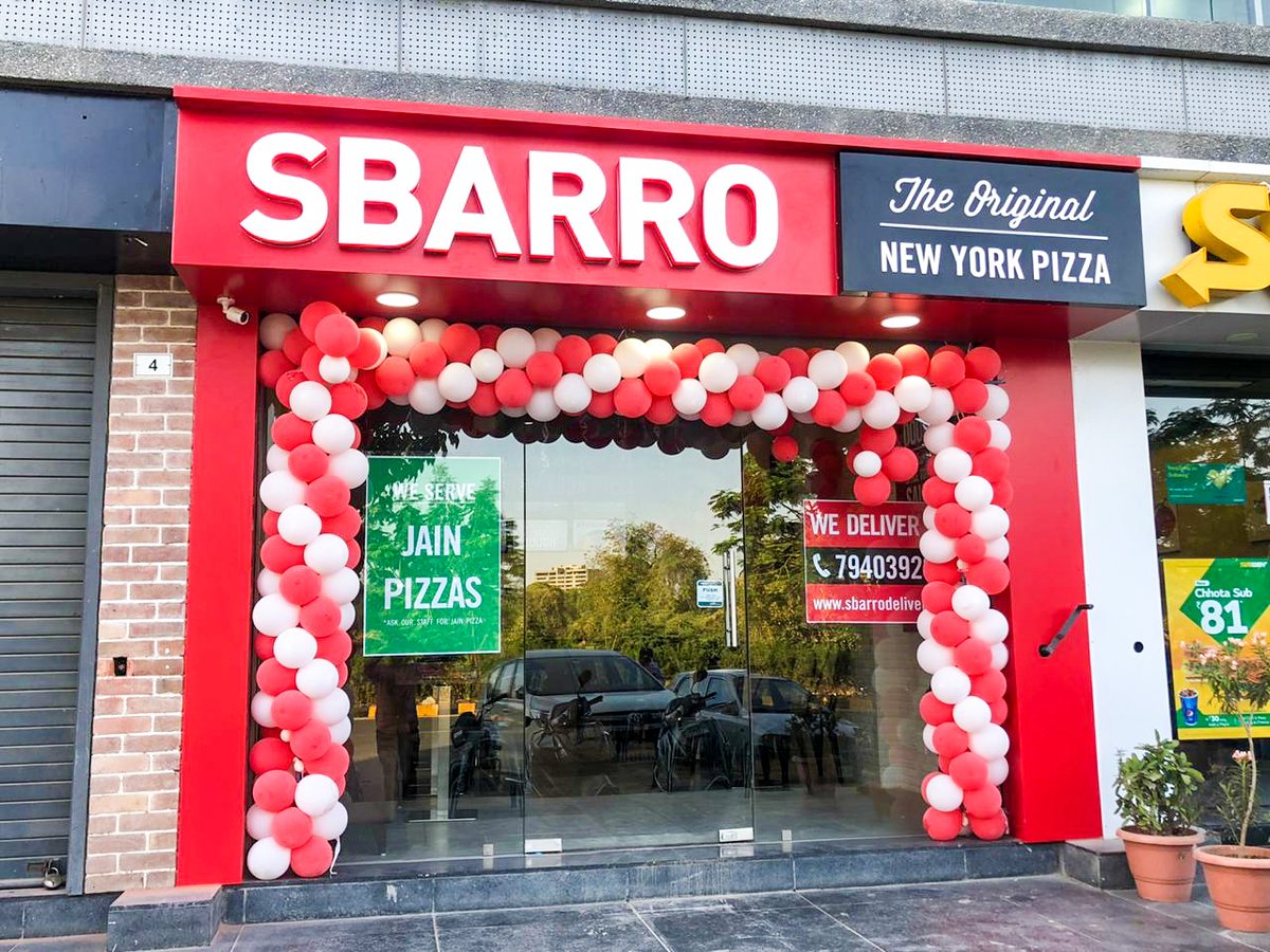 Sbarro_IN's tweet photo. Ahmedabadis, thank you for the dhoklas! It’s time you savour some cheesy New York Style pizza at Sbarro, in your city now. 
Address: Shop No 6, Harmony Icon,
Zydus Hospital Road, Thaltej, Ahmedabad
Number: 7940392649

https://t.co/LoKoNzEZPs

#SbarroIn #NewStore #Ahmedabad https://t.co/5AXQHFeUXe