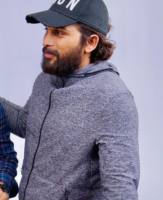 atularyafan's tweet image. TOLLYWOOD - STYLISHSTAR 

BOLLYWOOD - ALLU BHAI 

MOLLYWOOD - MALLU ARJUN

PAN INDIAN CRAZE  without Doing Multilingual Movies #AA20 LOOK BOSS
#OnenessOfBunnyISM 

#BirthdayOfStylishstar

25 Days To go #SUPERSTAR

#STYISHSTAR BIRTHDAY #AlluArjun

STRONG BUZZ #AA20  title 25 MARCH