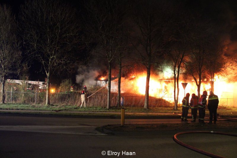 Uitslaande brand verwoest bedrijfsloods in Veendam (Video) #Veendam #brandweer #112 #brand..