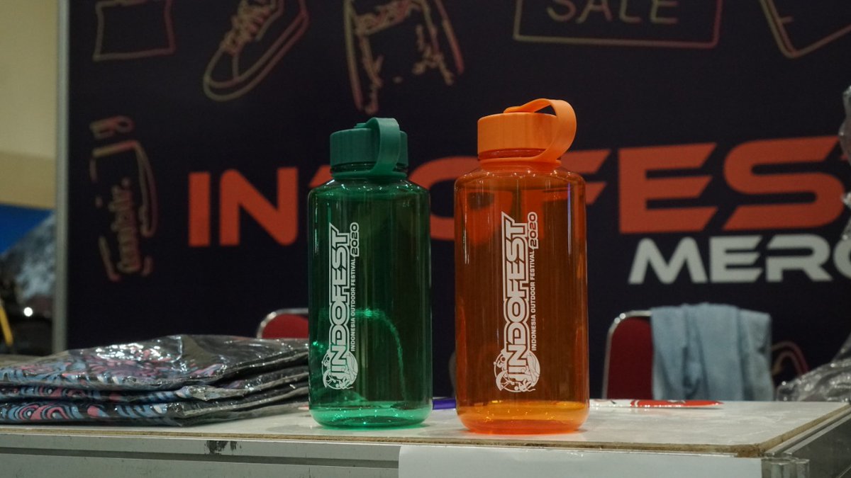 indofest_offcl's tweet photo. Belum lengkap rasanya kalo dateng ke Indofest tapi ngga beli official merchandise nya.
Tersedia T-shirt kolaborasi dengan Racun Cinta, Tumblr, dan Market Bag.
Sikat!
#Indofest2020 #KhilafDiIndofest https://t.co/m09v6ISH8Y