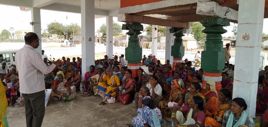 MalkajgiriCop's tweet photo. #SHE_Ibrahimpatnam conducted #Awareness Program with #Self_Help_Groups, Asha workers, Anganwadi teachers, DWAKRA groups &amp; explained about #EveTeasing #Child_Marriage #Child_Abuse #Child_Labour #Dial100, #Hawkeye at Nandiwanaparthy Village @YacharamPS @She_TeamRCK1 @TelanganaDGP https://t.co/ggg6T5NxFz