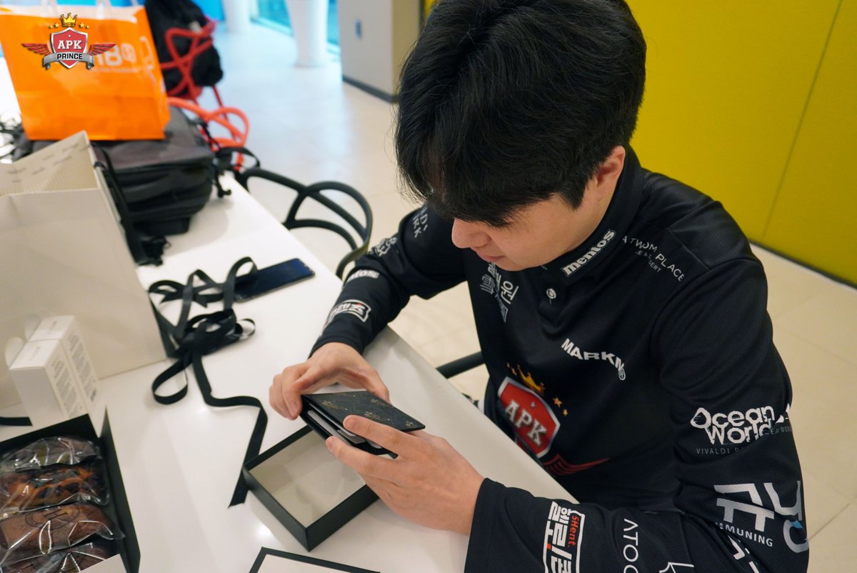 GOnGOPrince's tweet photo. [APK PRINCE PUBG TEAM]-현장스케치
PGS: Berlin 한국 대표 선발전 Final Stage Day2 경기~!
금일 김다솔 선수의 팬분께서 선물을 전달주셨어요
감사합니다.
#PUBG #배틀그라운드 #APK프린스 #APK #PGSBerlin #KIMGONI #Hwan2da #Rain1ng #maczora #NEFiEX https://t.co/3TJA3rrN0T