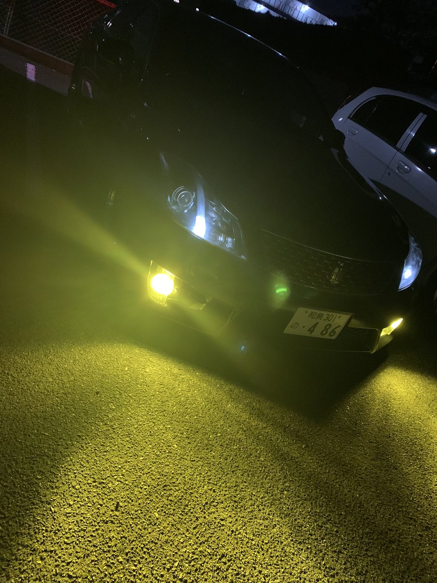 manchan1217's tweet photo. 誰かこのクラウン買いませんか？
改造点や不具合などは
DMしてくれたら教えます！
#200系アスリート　#クラウン
#黄色フォグ https://t.co/cLtAXv2GX8