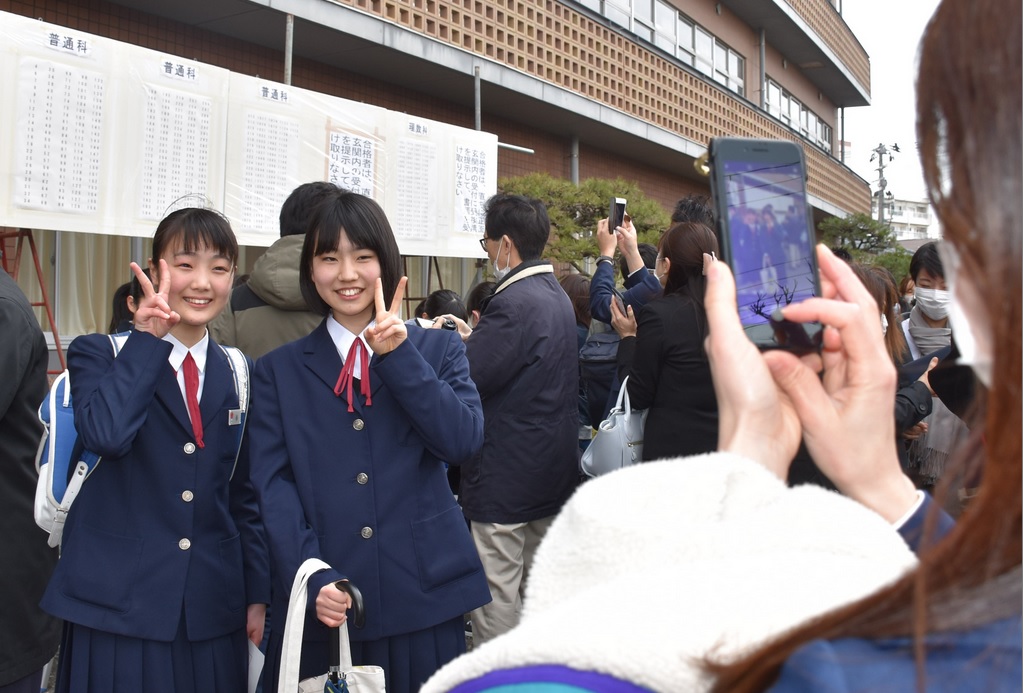 毎日新聞新潟支局 Twitter இல உள ள ர 県内の公立高校の合格発表が13日にありました 新潟高校では新型コロナ対策で 掲示板を複数に用意 2月からの休校で 恒例の在校生による合格者の胴上げはありませんでした 合格した皆さん おめでとうございます 毎日新聞新潟支局 Twitter இல உள ள ர 県内の公立高校の合格発表が13日にありました 新潟高校では新型コロナ対策で 掲示板を複数に用意 2月からの休校で 恒例の在校生による合格者の胴上げはありませんでした 合格した皆さん おめでとうございます