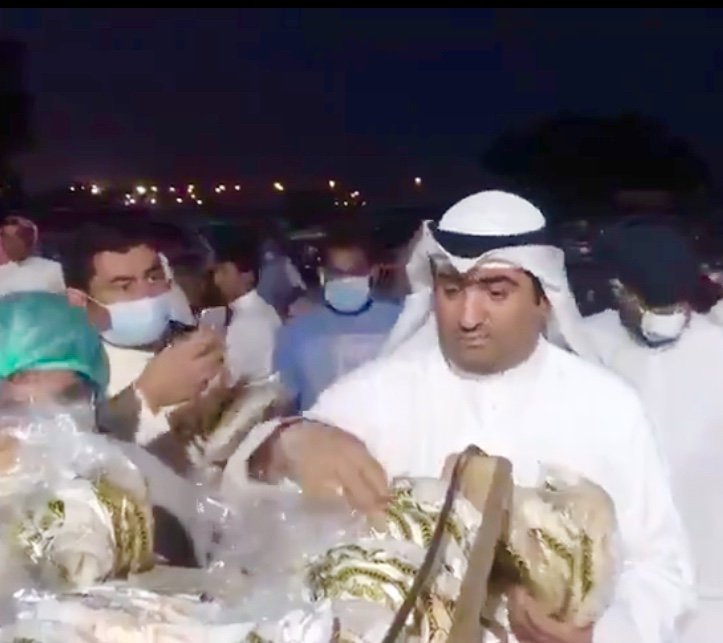 awsalghunaim's tweet photo. تحية للوزير خالد الروضان⚘، ولا عزاء للطواويس 👍🇰🇼👏
نزولك للشارع له وقع ايجابي ومساهمه مهمة وفعالة في ظرف عصيب لا يفهم  ذلك من هو قابع في برجه العاجي. https://t.co/QtJiVaOie8