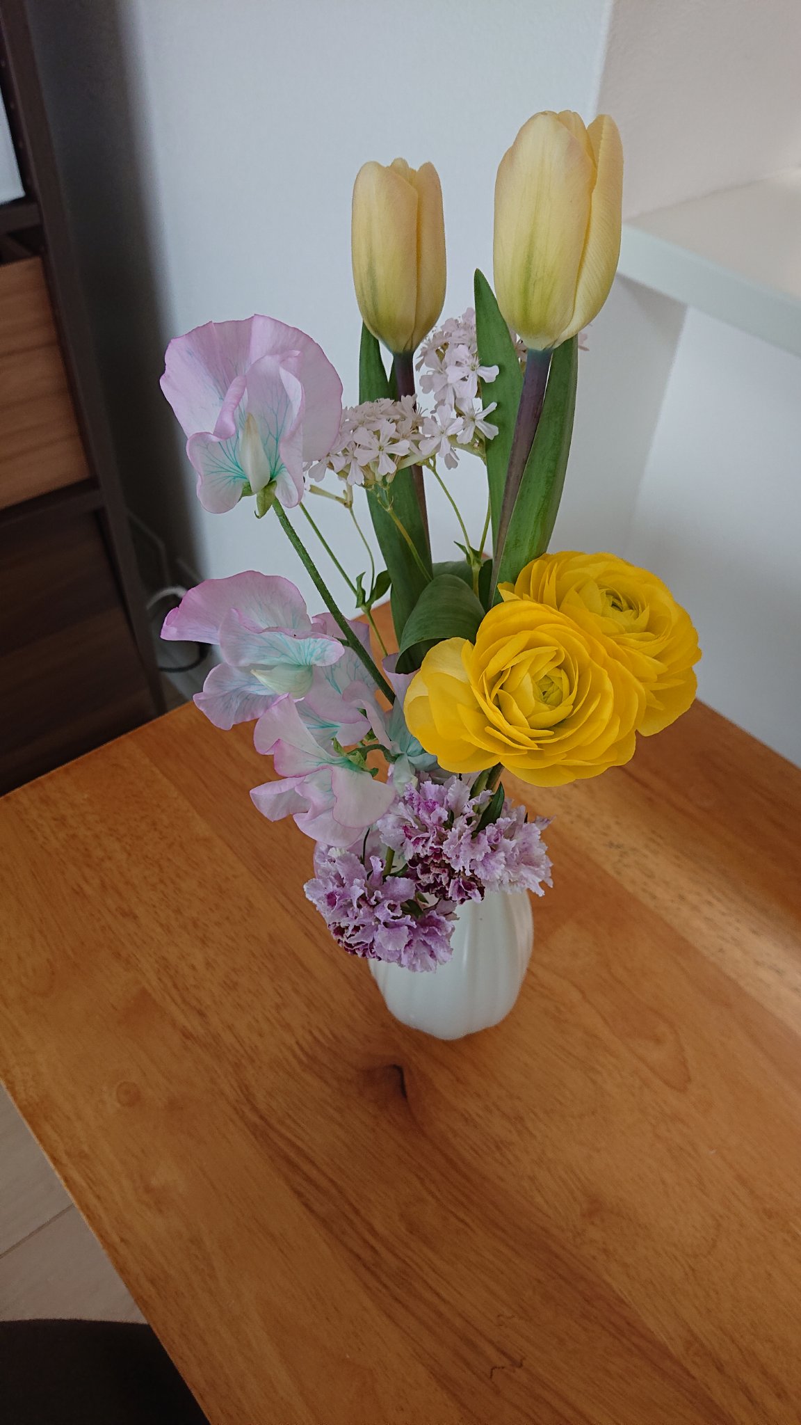 のりたす 心が荒んでるから花買ってみた ダイソーで買った花瓶が思ったよりも小さくてぎゅうぎゅうだし めっちゃ切ったけどまあいいでしょう T Co Cydnall2b1 Twitter のりたす 心が荒んでるから花買ってみた ダイソーで買った花瓶が思ったよりも小さくてぎゅうぎゅうだし めっちゃ切ったけどまあいいでしょう T Co Cydnall2b1 Twitter