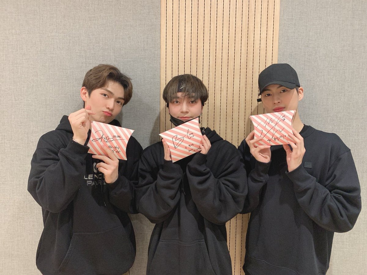 UP10TION's tweet photo. [#업텐션] HONEY-WHITE DAY💛
화이트데이에 선물처럼 나타난 업텐션!

#허니화이트데이 해시태그와 선물을 받고 싶은 이유를 답멘션으로 남겨준 허니텐 중 추첨을 통해 총 6분께 선물을 드립니다🍭

이벤트 기간: ~2020년 03월 15일 23:59까지

#UP10TION #고결 #비토 #규진 #Whiteday #화이트데이 https://t.co/2GjEtBFIbO