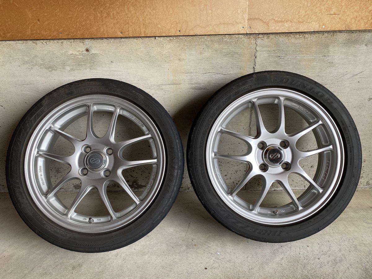 エンケイPF01のセンターキャップをシルバーからマットブラックに使われ 