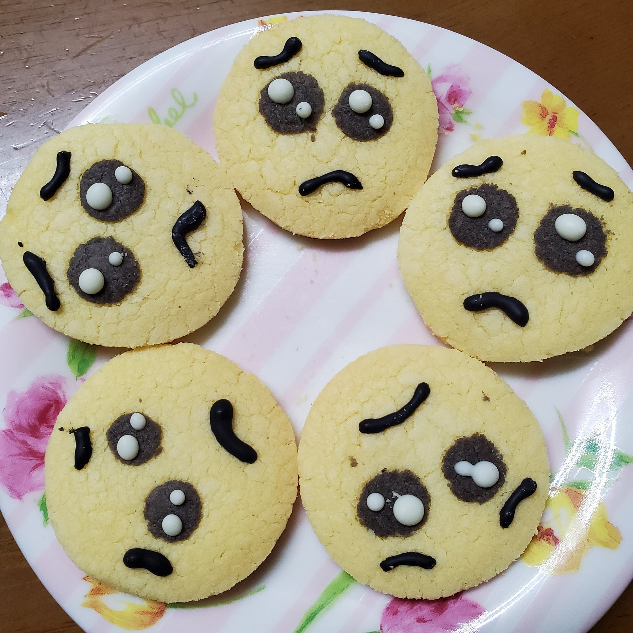 うさこ そして家に帰ったら長女の彼氏くんが来ていて 手作りのお菓子をホワイトデーに持ってきてくれていました 女子力 ぴえん クッキーとベイクドチーズケーキをホールで まさかの家族分まであるっていう なんていい子なの T Co Vvpjm2qjs7