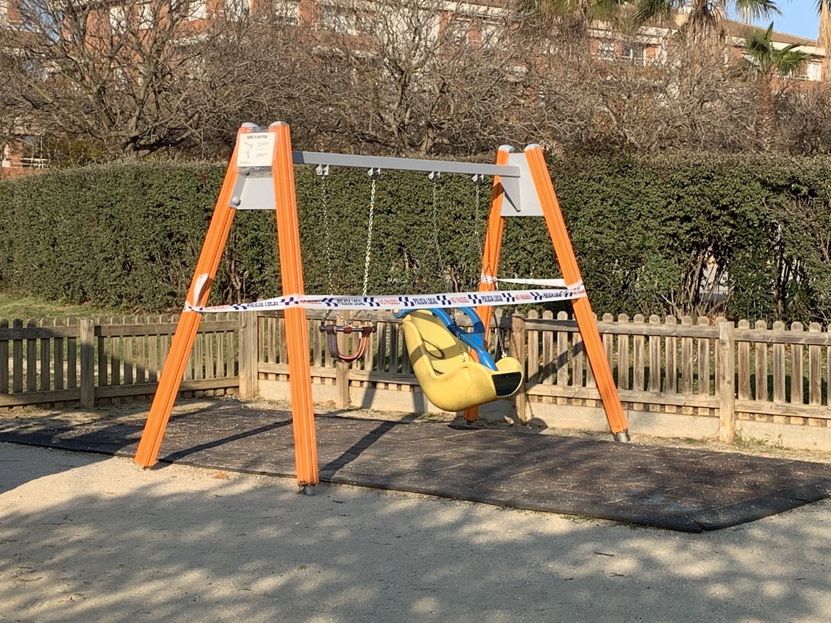 ajuntamentvng's tweet photo. Per tal de garantir la seguretat de tothom, l’Ajuntament ha precintat els parcs infantils i instal•lacions esportives al carrer: skate park, street work out i Cruyff Court. Gràcies per la vostra col•laboració.  #joemquedoacasa #persolidaritat 
#perresponsabilitat https://t.co/CJc0jLn3iY