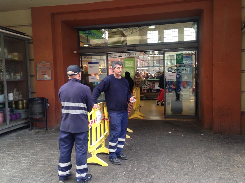 ajuntamentvng's tweet photo. Als Mercats Municipals de VNG es fa control d’aforament, seguint la nova normativa. 
⚠️ Recordem que avui dissabte ha entrat en vigor l'obligació de tancar de bars, cafeteries, restaurants i altres establiments de restauració. #joemquedoacasa #perresponsabilitat #persolidaritat https://t.co/xBO4lmwh7A