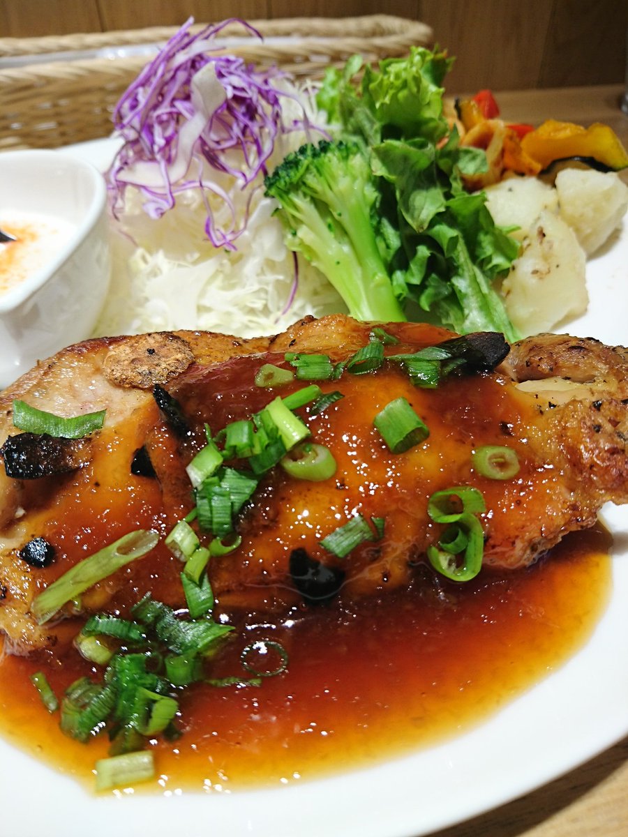 Cafe Tamariba 季節外れの冷たい雨が降る そんな土曜のランチは 肉汁まで旨味香るお料理で カラダもココロも温まろぅ チキン本来の味を大切にした あべどりのペッパーステーキ ライス サラダ スープ ドリンクつき 1000円税込 Cafe Dining Cafe Tamariba