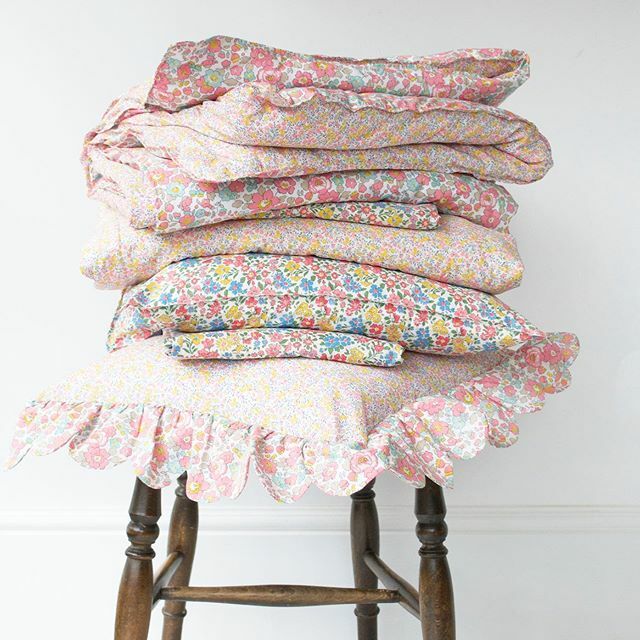 Today is bed change day. I am already looking forward to getting into bed tonight. Never do our homes matter more than in times of turbulence.

#cocoandwolf #libertyprint #bedding ift.tt/3cVbaRf