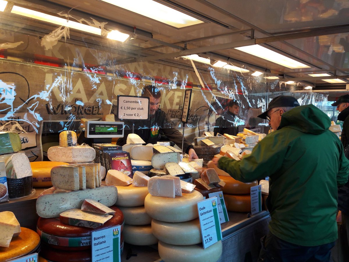 Innovatieve marktkoopman beschermt zijn klanten en zichzelf door simpel een doorzichtig zeil op te hangen op de #markt van #hilversum. Zo kan het ook!