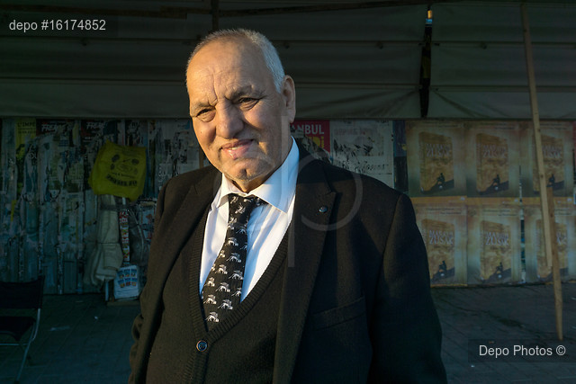 'Burhan Pazarlama' hayatını kaybetti...
İstanbul Şehir Hatları vapurlarının şık giyimi, güzel ses tonu, kibarlığıyla ünlü seyyar satıcısı Burhan Demircan yaşama gözlerini yumdu.
Huzur içinde uyusun.
(Şafak Hacaoloğlu - Depo Photos)