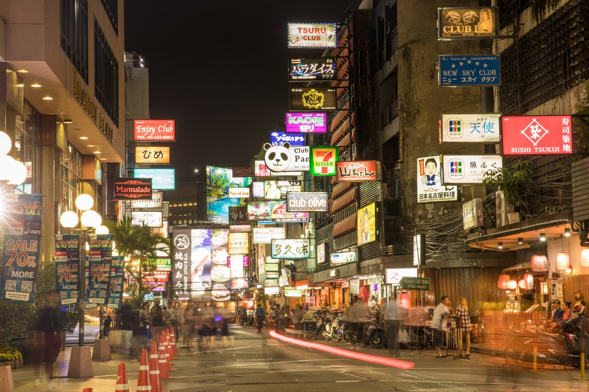 MixPromphong's tweet photo. Bangkok is home to many amazing shops and exhilarating nightlife, take a stroll down Silom road and see what this amazing street has to offer ! 💘
.
#themixphromphong #bangkok #bangkoklife #explorebangkok #silomroad #amazingthailand #nightlife #bangkoknightlife #streetshopping https://t.co/nQHulI7hiY