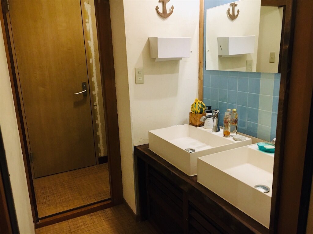 Rough Crew 日本一周 完 宮古市にある古い建物をリノベーションしたゲストハウスです 出来たばかりなので 客室から水周りまで綺麗でしたよ ドミトリー1泊3000円 安い 冬の時期には暖房費が400円かかります 宮古市の商店街にあるので