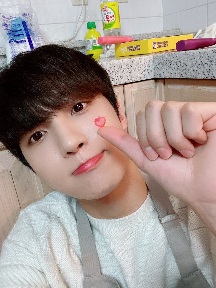 UP10TION's tweet photo. 🍓선딸기 설거지하러 가요...

#업텐션 #UP10TION #선율 #SUNYOUL https://t.co/QvQ1NKp7xG